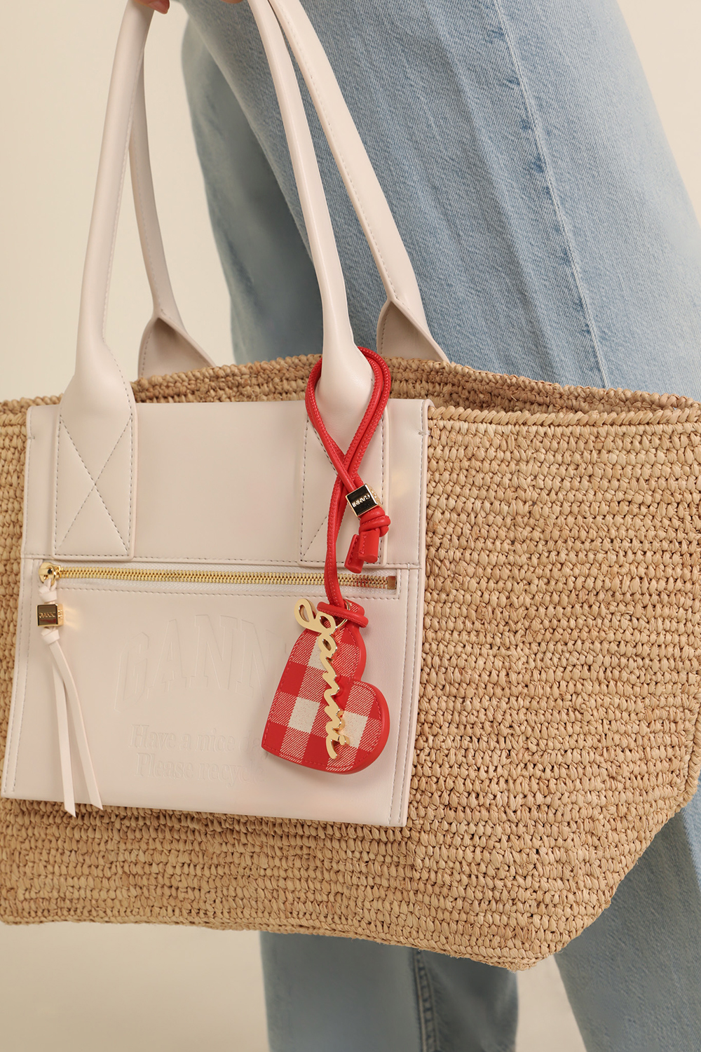 תמונת כל הלוק של מראה לתיק